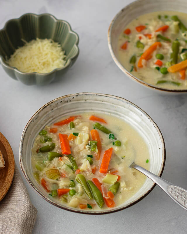 Šaldytų daržovių sriuba su makaronais