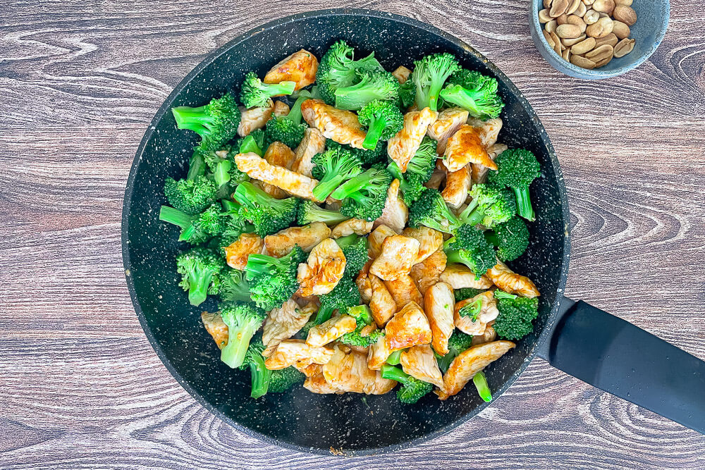 Vištienos troškinys su brokoliais